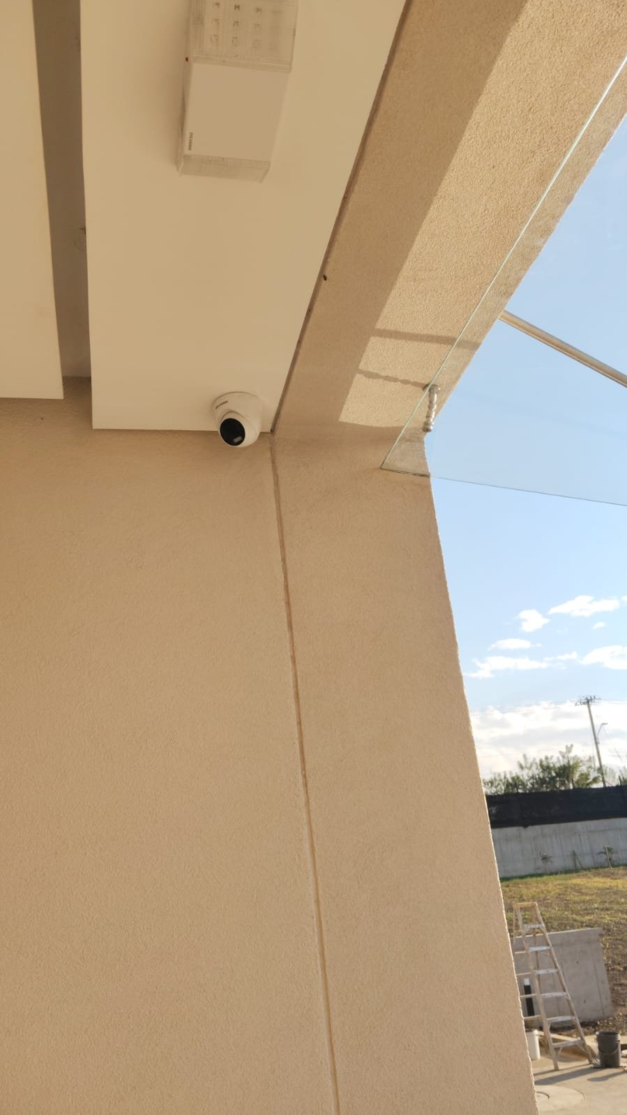 Cámara de seguridad instalada en condominio Cali