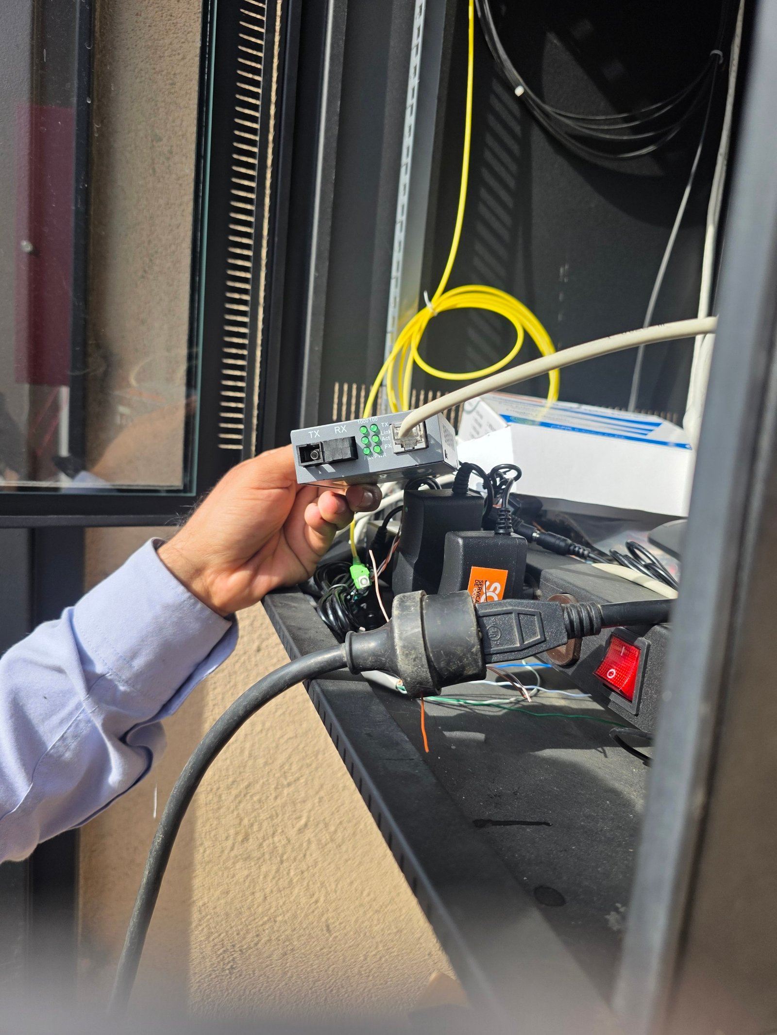 Proceso de fusión de fibra óptica realizado por técnicos DMECH
