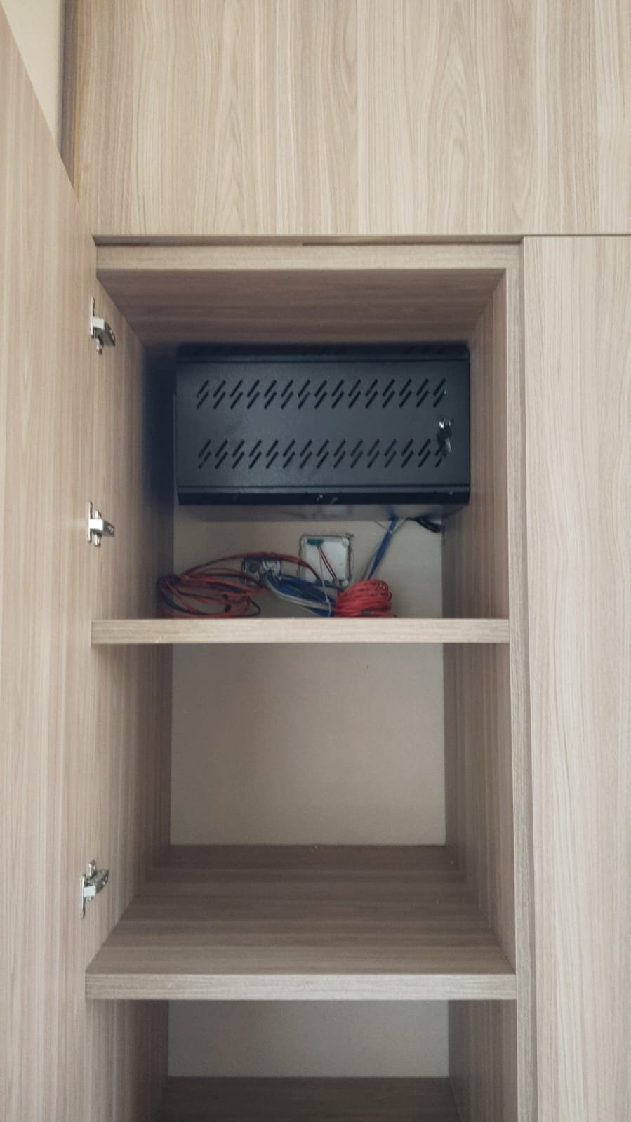 Rack de seguridad electrónica con DVR y convertidores de fibra instalados por DMECH